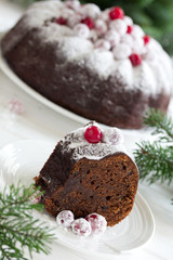 Fototapeta na wymiar Ciasto czekoladowe z żurawiną, Nowy Rok, Boże Narodzenie.