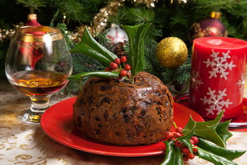 Fototapeta na wymiar Christmas pudding z Holly Gałązki