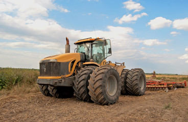 Obraz premium tractor processes field