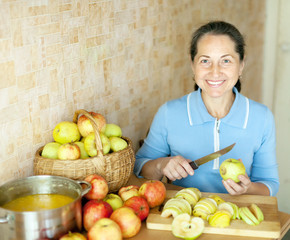Obraz premium Woman cooks apple jam