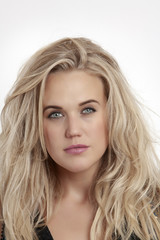 Naklejka premium Portrait of a sex smiling young woman looking at camera
