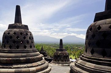Java, Tempelanlage von Borobodur; Vulkanlandschaft
