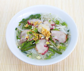 clear noodle soup with pork