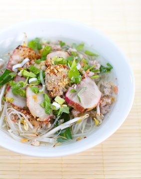 Asian style spicy noodle with pork