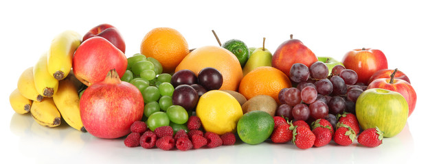 Différents fruits isolés sur blanc