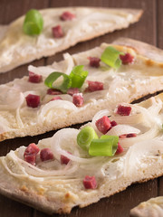 Flammkuchen auf einem Holztablett