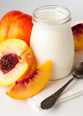 jar of yogurt and sliced ​​nectarines