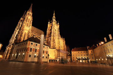 Obraz premium Gothic St. Vitus' Cathedral on Prague Castle in the Night