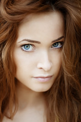 Obraz premium Beautiful young woman outdoors