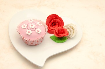 Cupcakes servidos en un plato con forma de corazon