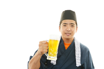 ビールジョッキを持つ寿司職人