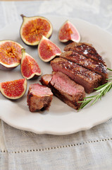 Gebratenes Steak mit Feigen