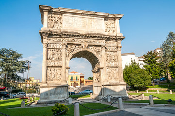 Fototapeta na wymiar Łuk Trajana w Benevento