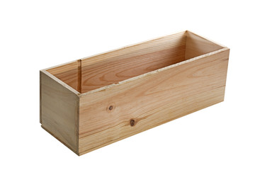 Kleine Holzkiste, offen, auf weißem Hintergrund