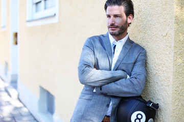 junger Mann mit Helm