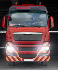 LKW mit eingeschaltetem Licht frontal