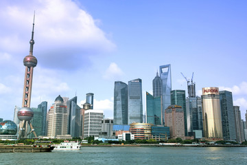 Obraz premium SHANGHAI - JUNE 15: Shanghai Pudong skyline view from the Bund -