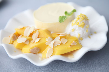 Cheese cake with mango