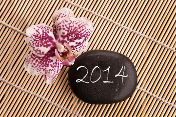 Obraz na płótnie Canvas 2014 wygrawerowanym żwir i orchidea