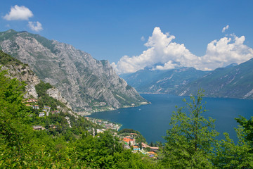 Fototapeta na wymiar Limone, Jezioro Garda, Włochy, Widok z lotu ptaka, góry, jezioro