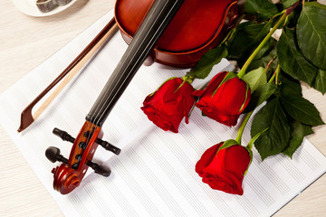 Fototapeta premium Red roses and a violin
