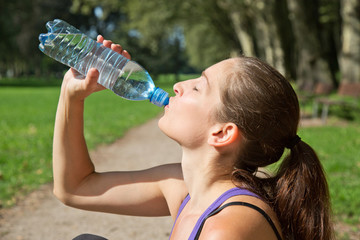 Wasser trinken beim Sport