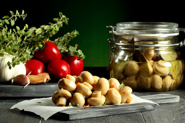 funghi champignon in olio tavolo grigio sfondo verde © denio109