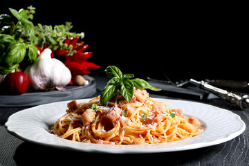 pasta italiana spaghetti amatriciana tavolo grigio sfondo nero