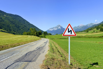 Fototapeta na wymiar road sign on a mountain road