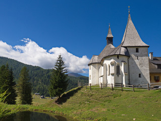Fototapeta na wymiar Dziurawca Kościół na Flattnitz / Karyntii