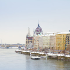 Fototapeta premium Promenada Dunaju i Parlament w Budapeszcie