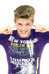 junger Mann hält sich die Ohren zu