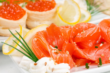 Sliced ​​salmon and tartlets with caviar