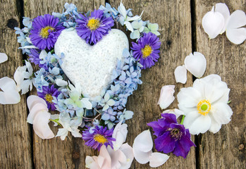Romantischer Tischschmuck: Herz mit Blüten