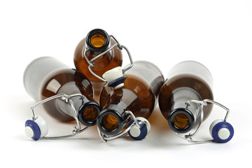 Vier leere Bierflaschen