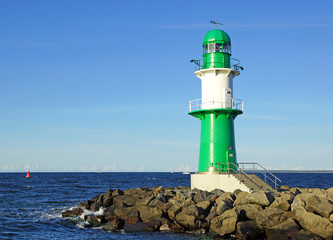 Fototapeta na wymiar Leuchtturm am Meer in Warnemünde