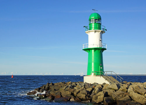 Leuchtturm am Meer in Warnemünde