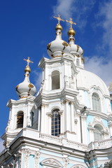 Fototapeta na wymiar Kopuły katedry Smolny w Petersburgu, w Rosji