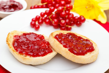 English Muffins mit Marmelade