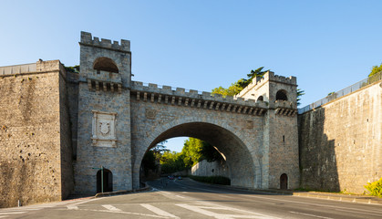 Fototapeta premium City gate in fortress wall in Pamplona