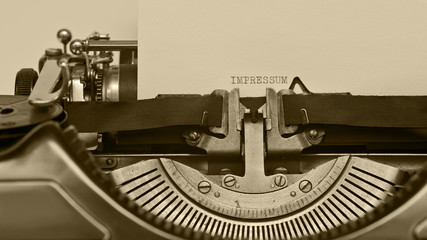 Alte Schreibmaschine. Text. Sepia.