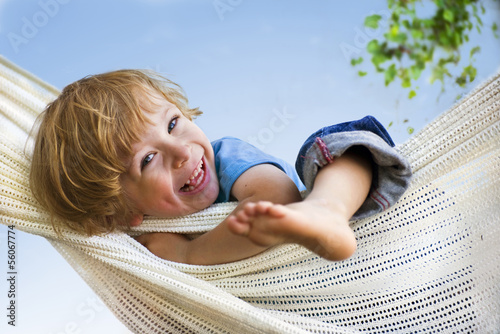 Lachendes Kind in Hängematte