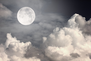 nocne niebo z księżycem i chmurami