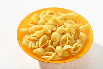 Cooked macaroni shells