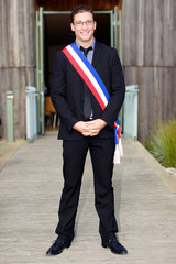 jeune maire ou élu avec écharpe tricolore