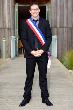 jeune maire ou élu avec écharpe tricolore