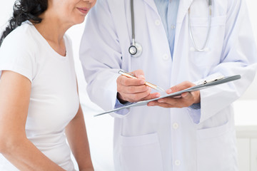 Naklejka premium Diagnostic explaining