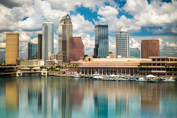 Fototapeta na wymiar Tampa Florida skyline słońca, chmury i odbicia