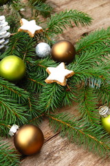 Weihnachtsdekoration mit Tannengrün