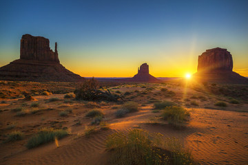 Vue horizontale du lever du soleil à Monument Valley